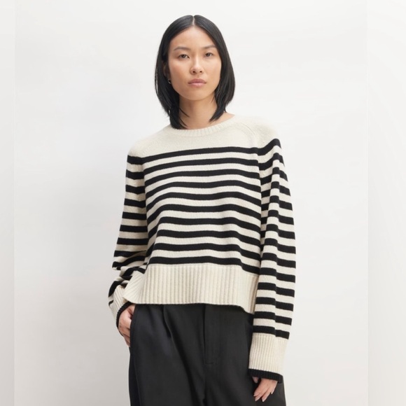 Everlane Sweaters - Everlane Cashmere The Boxy Crew, Bone/ Black, Size M, NWT